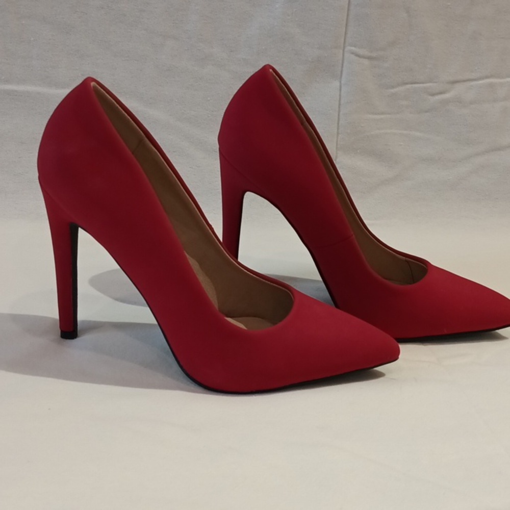 Red pumps - Picture 3 of 5